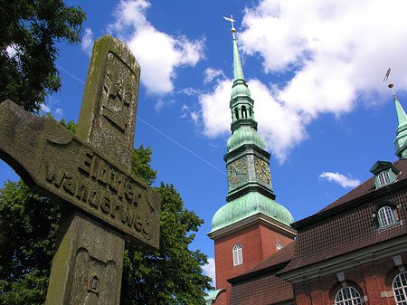 Elbufer Wanderweg an der St. Trinitatis Kirche Foto 