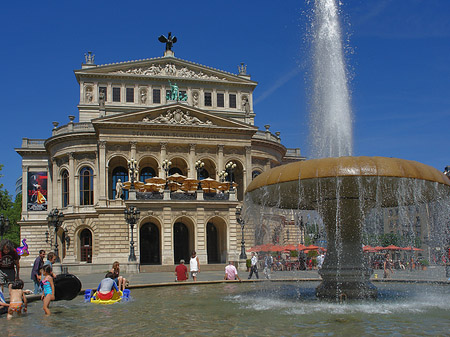 Foto Alte Oper mit Brunnen