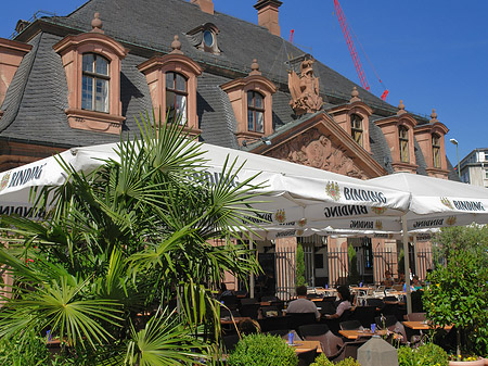 Alte Wache mit Schirmen