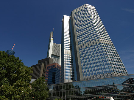 Eurotower mit Häusern