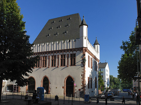 Leinwandhaus mit Baum