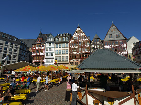 Römer mit Schirmen Fotos