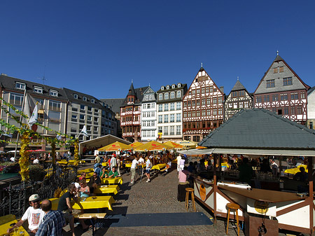 Römer mit Schirmen Fotos