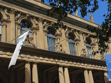 Wertpapierbörse mit Baum Foto 