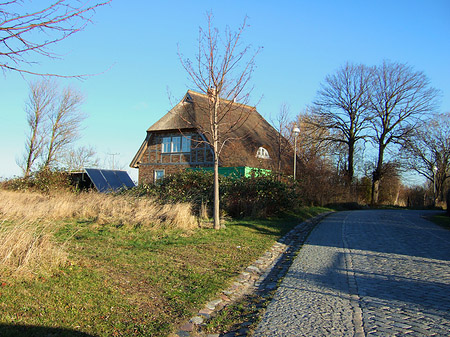 Straße zum Dorf Foto 
