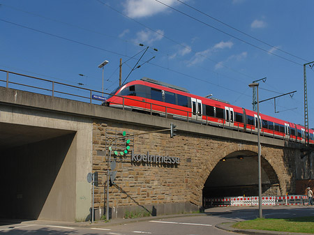 Fotos KölnMesse-Schild an Hochbrücke