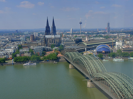 Hohenzollernbrücke und Kölner Dom aus der Ferne