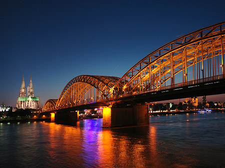 Foto Kölner Dom hinter der Hohenzollernbrücke - Köln