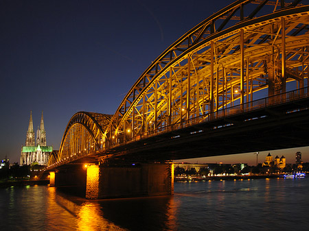 Foto Kölner Dom hinter der Hohenzollernbrücke