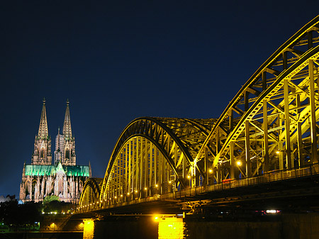 Foto Kölner Dom hinter der Hohenzollernbrücke