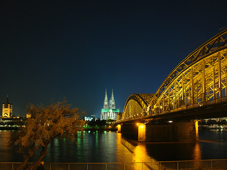 Kölner Dom hinter der Hohenzollernbrücke