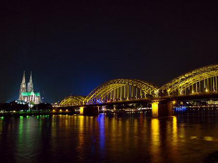 Fotos Kölner Dom hinter der Hohenzollernbrücke | Köln