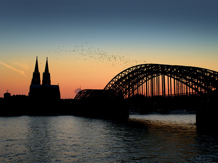 Foto Kölner Dom hinter der Hohenzollernbrücke