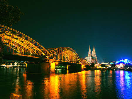 Blick auf musical-dome und Kölner Dom Foto 