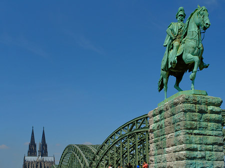 Reiterstatue vor dem Kölner Dom Fotos