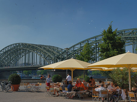 Foto Sonnenschirme vor der Hohenzollernbrücke