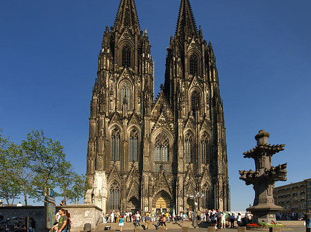 Foto Touristen tummeln sich vor Kölner Dom - Köln