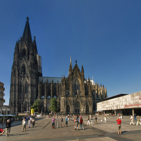 Touristen tummeln sich vor Kölner Dom Fotos