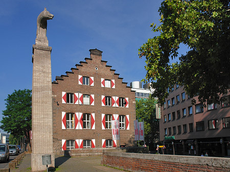 Foto Wolfsstatue und Stadtmuseum