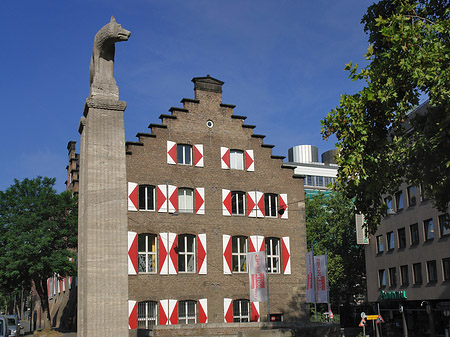 Wolfsstatue und Stadtmuseum