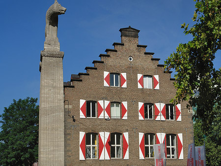 Foto Wolfsstatue und Stadtmuseum - Köln