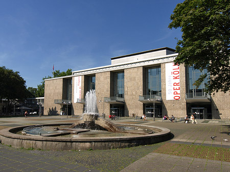 Oper Köln mit Brunnen Fotos