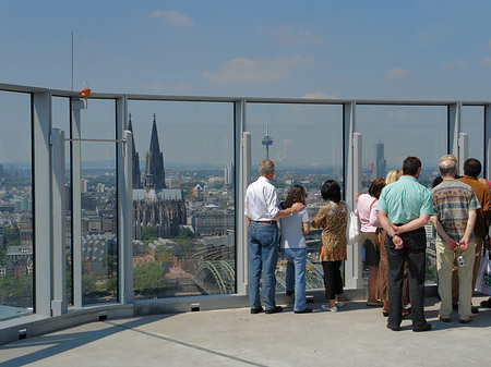 Besucher gucken auf den Kölner Dom Foto 