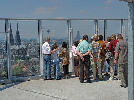 Fotos Besucher gucken auf den Kölner Dom