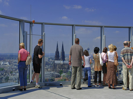 Besucher gucken auf Köln Fotos