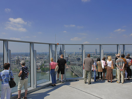 Besucher gucken auf Köln Fotos