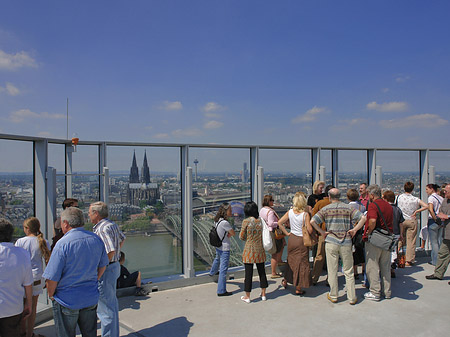 Foto Besucher gucken auf Köln