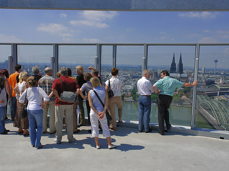 Fotos Besucher gucken auf Kölner Dom und Hohenzollernbrücke