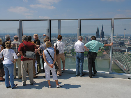 Foto Besucher gucken auf Kölner Dom und Hohenzollernbrücke