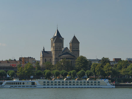 Foto Schiff fährt vor St Kunibert
