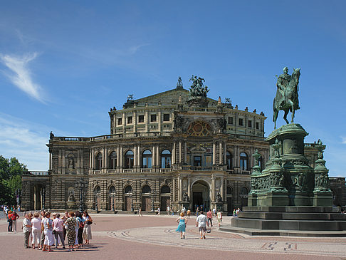 König-Johann-Statue mit Semperoper Fotos