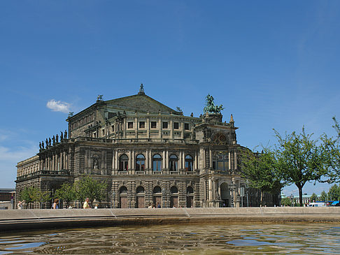 Foto Semperoper mit Springbrunnen