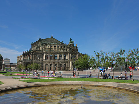 Semperoper mit Springbrunnen