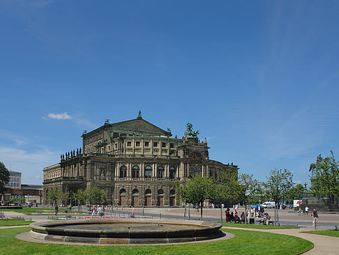 Foto Semperoper mit Springbrunnen