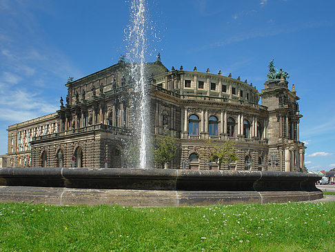 Semperoper mit Springbrunnen Foto 