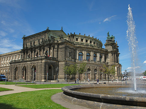 Semperoper mit Springbrunnen