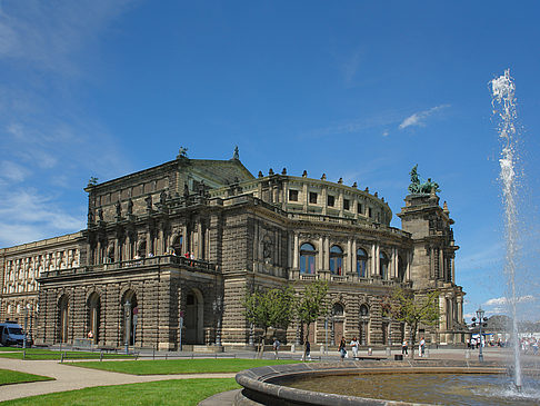 Semperoper mit Springbrunnen
